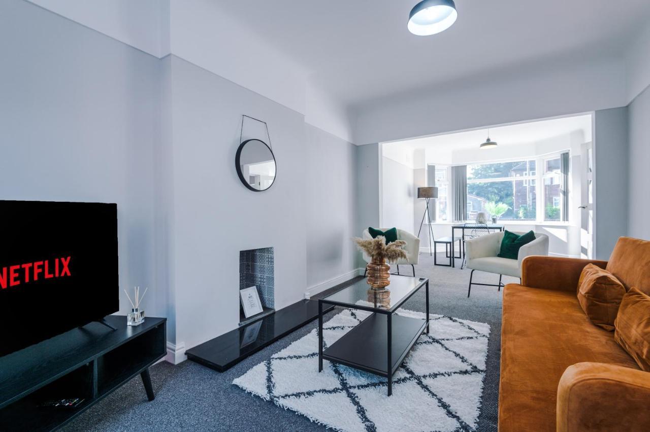 Premium 3-bed Detached By Papermill, Deeside - Wirral Holiday home