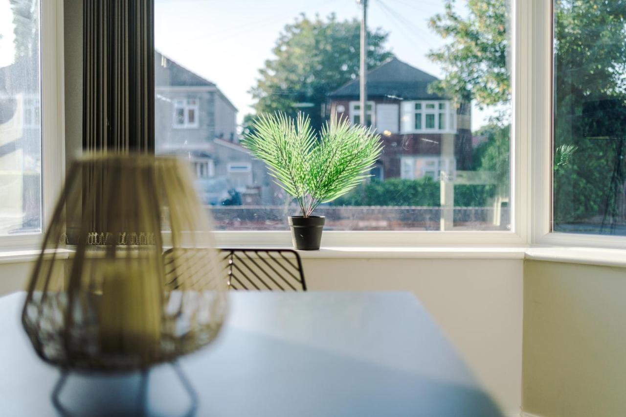 Premium 3-bed Detached By Papermill, Deeside - Wirral Holiday home