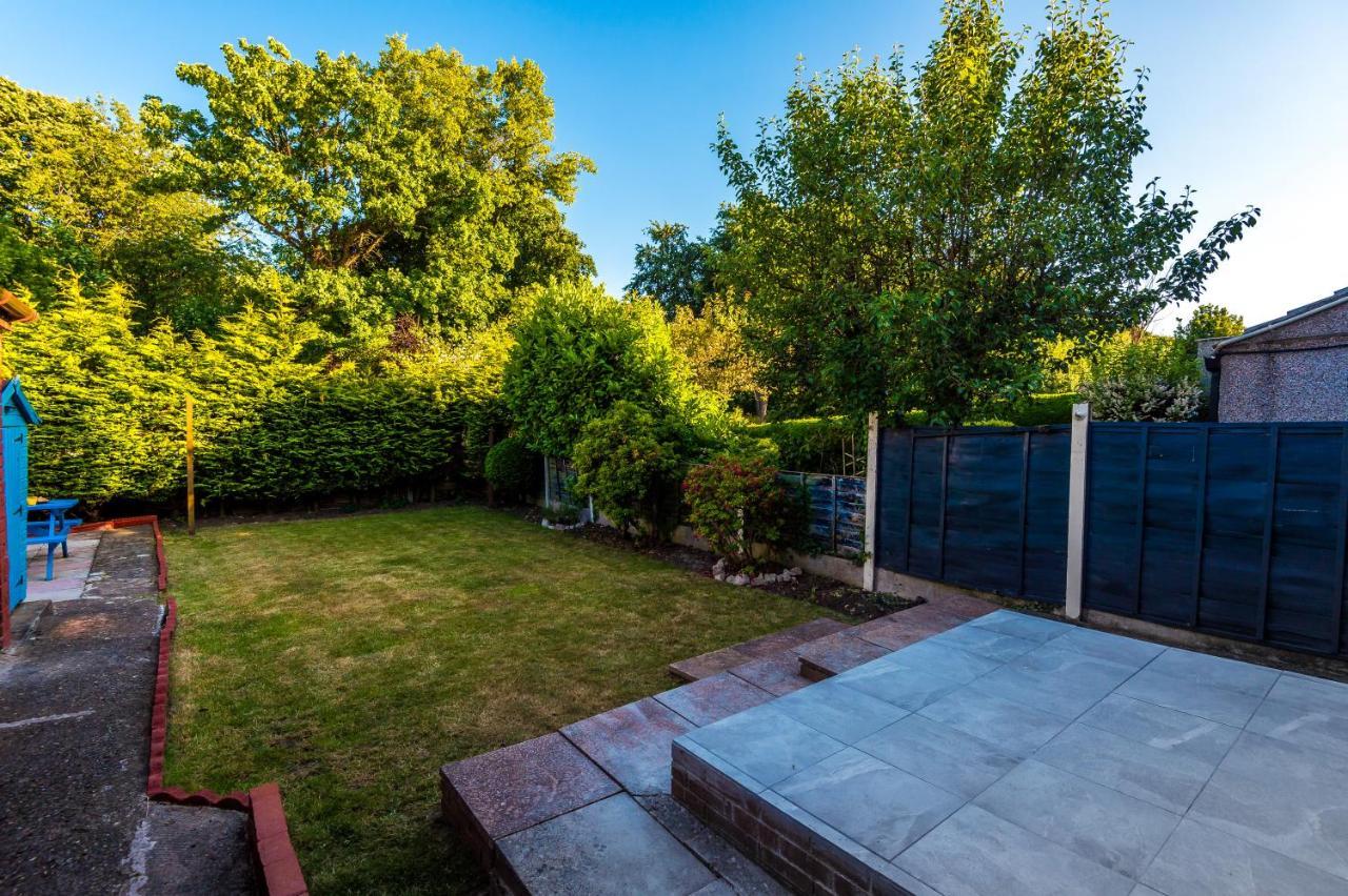 Premium 3-bed Detached By Papermill, Deeside - Wirral Holiday home *